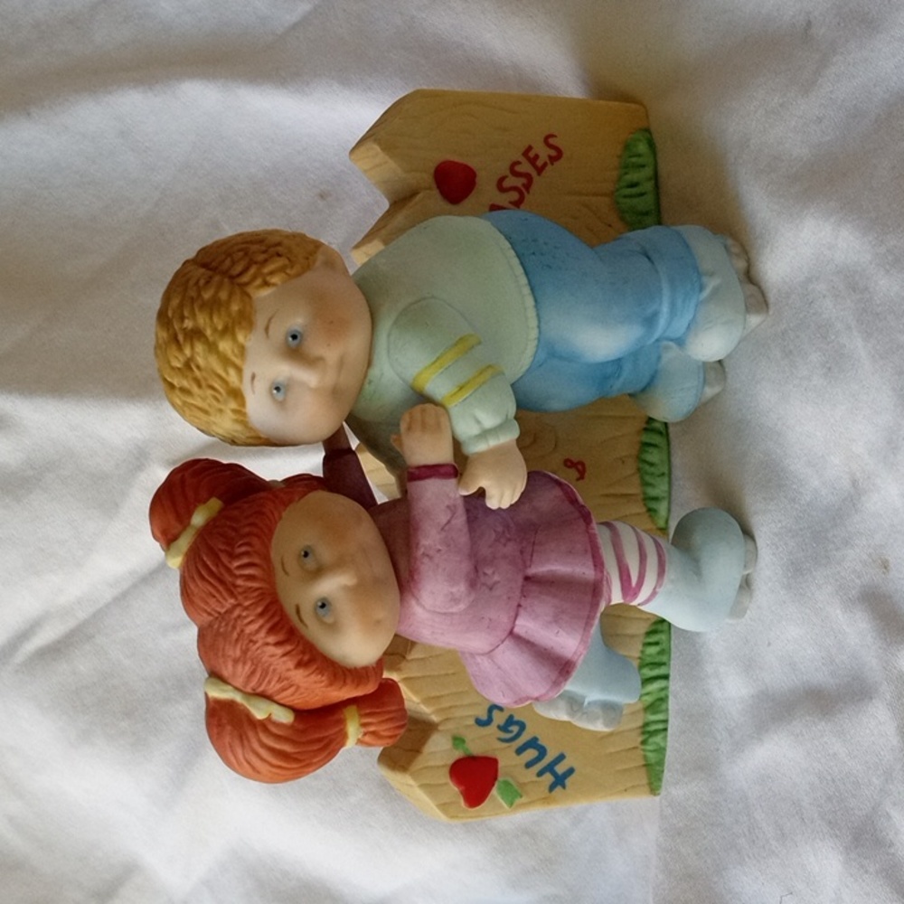 Vintage Cabbage Patch Porcelain Figurine Hugs and Kisses  1984